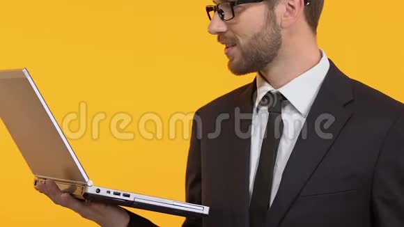 自信的男人在笔记本电脑上工作自由职业者在线收入视频的预览图
