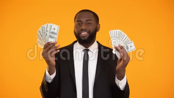 性感的非洲裔美国男性穿着西装玩弄美元钞票亲吻视频的预览图