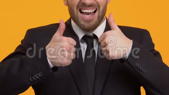 非常快乐的男人竖起大拇指在工作中成功晋升特写视频的预览图