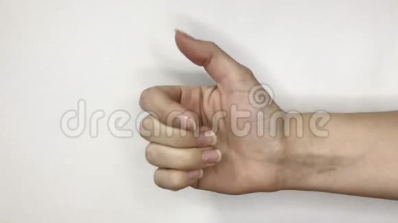 在白色背景上孤立的拇指向上的手势视频的预览图