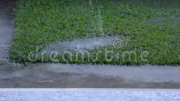 多雨的水流视频的预览图