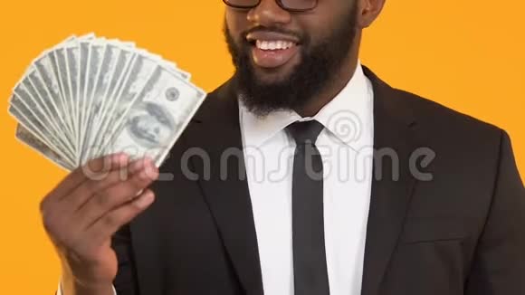 兴奋的黑人男性指着一堆美元信贷服务银行视频的预览图