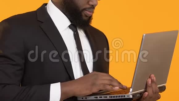 聪明的非裔美国男性在笔记本电脑上工作表现良好的手势自由职业视频的预览图