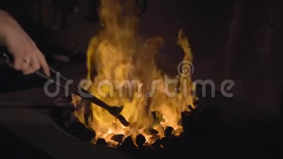 火和钳子合上视频的预览图