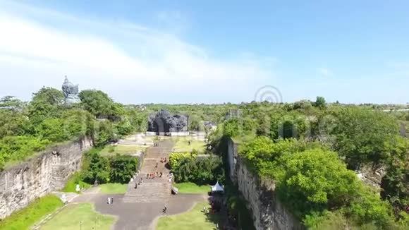 加鲁达维斯努肯卡纳文化公园印度尼西亚许多人阳光明媚空中拍摄视频的预览图