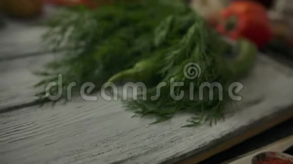 在乡村餐桌上的五颜六色的新鲜蔬菜中视频的预览图