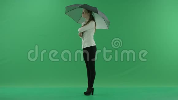 一个体贴的女人站在左边带着雨伞站在绿色的屏幕上她穿着正装白衬衫视频的预览图