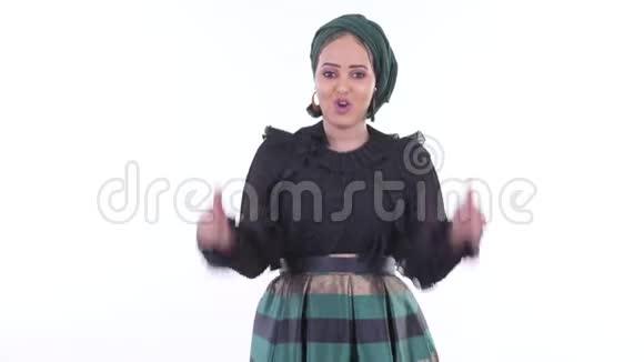 快乐的年轻非洲穆斯林妇女竖起大拇指神情激动视频的预览图