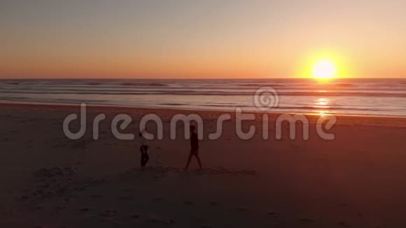 在日落时分一对幸福的夫妇在雄伟的俄勒冈州海滩上拥抱亲吻和旋转视频的预览图