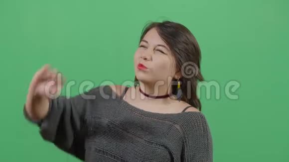 女人用手做阴影视频的预览图