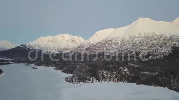 月亮在阿拉斯加山上视频的预览图