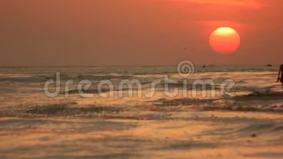 巨大美丽的日落太阳在挥动的大海上视频的预览图