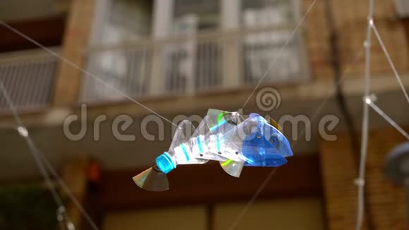 街道上用塑料瓶做成的鱼再生塑料街道装饰视频的预览图
