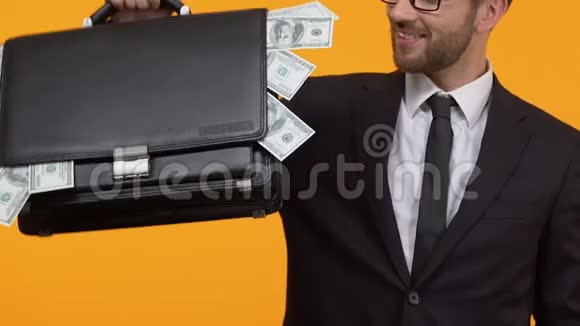 微笑的男人竖起大拇指手里拿着满满的钱包创业利润视频的预览图