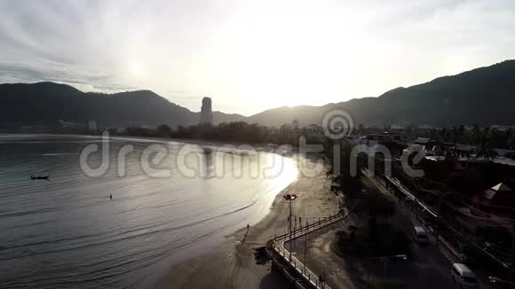 空中观景无人驾驶飞机拍摄的巴东海滩早晨普吉省巴东海滩很受欢迎也是非常著名的旅游目的地视频的预览图