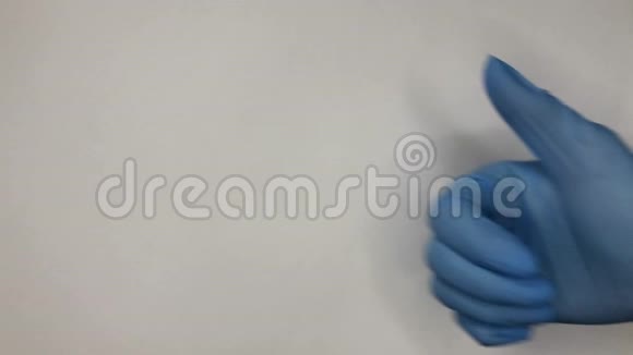 拇指向上的手势隔离在白色背景上蓝色手套视频的预览图