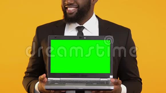 兴奋的美国黑人经理展示带绿屏的笔记本电脑在线招聘视频的预览图