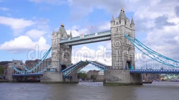 伦敦塔桥泰晤士河景观与船和船游客访问英国视频的预览图