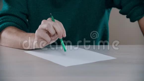 一个人要在桌子上写下单词视频的预览图