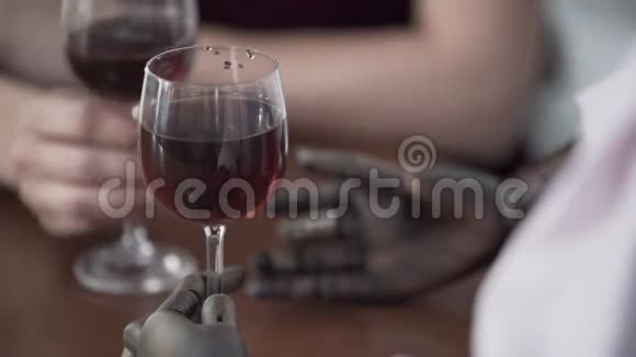 坐在餐桌旁的女人用一个男模特模仿和真正男人约会的样子喝红酒视频的预览图