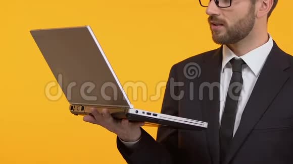 满意的人表现出良好和眨眼在他的笔记本电脑上测试新的应用程序视频的预览图