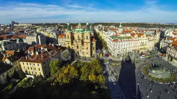捷克布拉格的圣尼古拉斯教堂和星空教堂视频的预览图