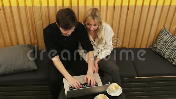 在咖啡店用手提电脑分离夫妇视频的预览图