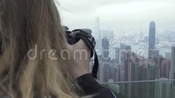 旅游妇女在旅游度假期间拍摄香港城市全景旅游妇女拍照城市全景视频的预览图