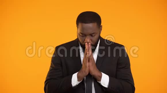 非裔美国商人为成功的交易祈祷重要的会议视频的预览图