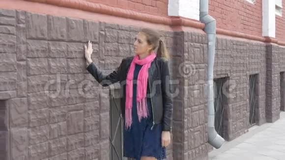 一个美丽悲伤的女孩沿着房子沿着街走反映在悲伤的消息上悲伤和渴望视频的预览图