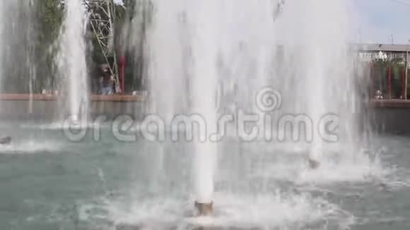 水流在喷泉中的强劲气流中视频的预览图