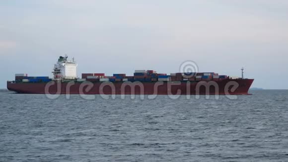 4K集装箱货船出港进出口业务国际物流运输视频的预览图