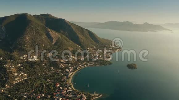 希腊尼迪里镇附近美丽的海岸风光的空中拍摄视频的预览图