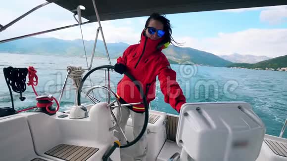 游艇在一位女士的控制下横渡水面视频的预览图