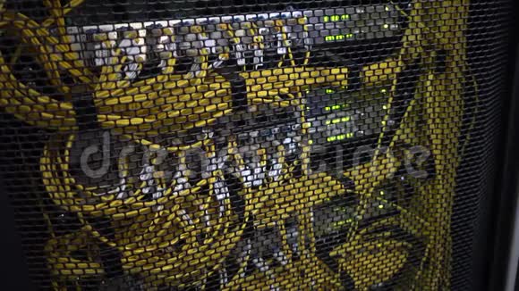 关闭服务器机房光纤机架内安装网络黄缆闪烁灯视频的预览图