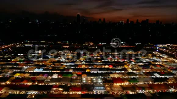 4K时间流逝泰国铁路夜市繁忙的亚洲街头食品的最高景观五颜六色的摊位平滑放大视频的预览图