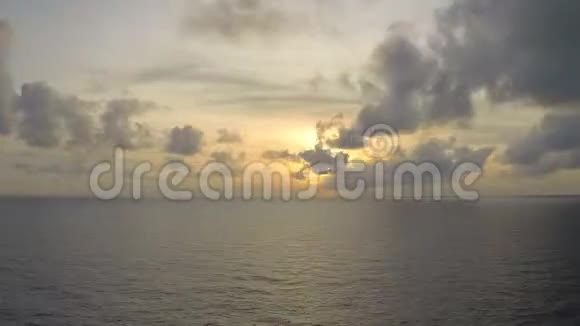 海上日出云层或天空在海上移动视频的预览图