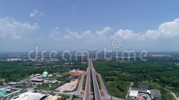 4K航空无人机在泰国SuratThani公路桥上射击视频的预览图