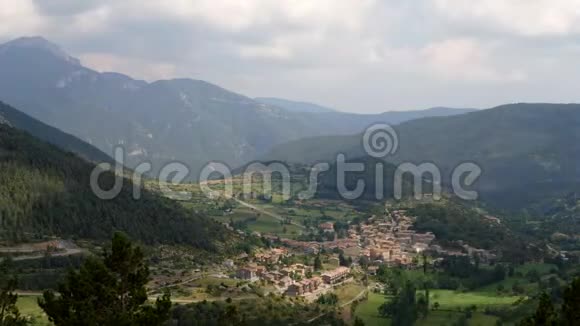 西班牙加泰罗尼亚比利牛斯山脉之间GOSOL村的全景时间流逝视频的预览图