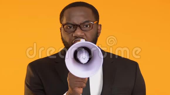 愤怒的非裔美国老板用扩音器对着员工大喊大叫视频的预览图