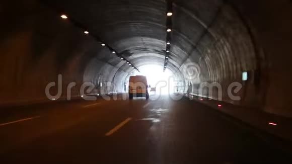 车辆通过黑暗公路隧道出口视频的预览图