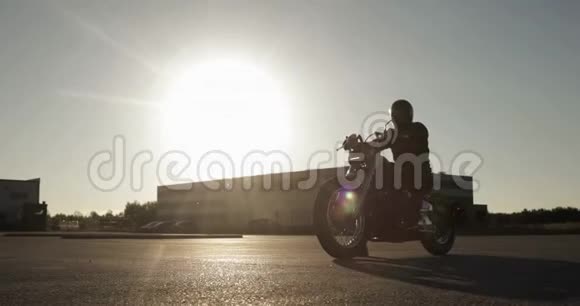 日落时分骑摩托车的男子骑在城市的路上视频的预览图