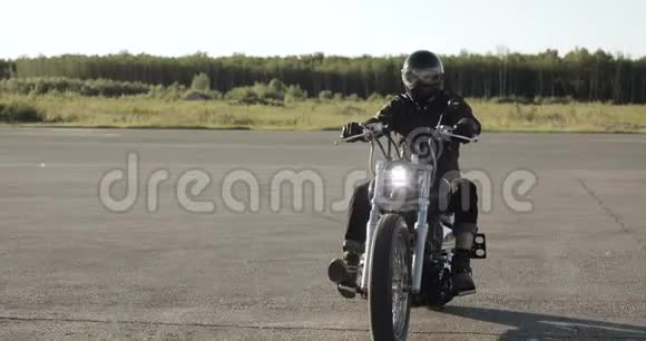 年轻人骑自行车骑摩托车头盔在道路上前景视频的预览图