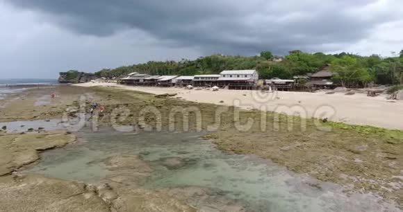 巴厘岛沿岸人们在浅水中捕鱼的无人机镜头4k视频的预览图