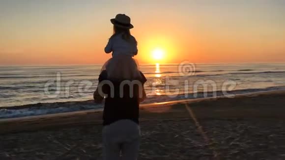 父亲和女儿在海滩上飞翔视频的预览图