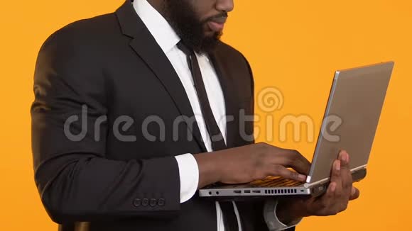 聪明的非裔美国人经理手持笔记本电脑从事商业项目视频的预览图
