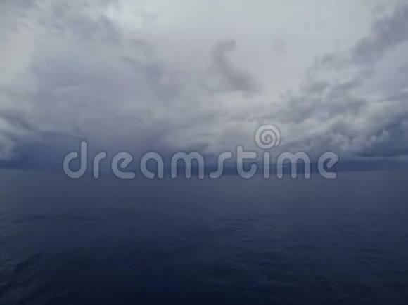 时间流逝云或雨离开海洋视频的预览图