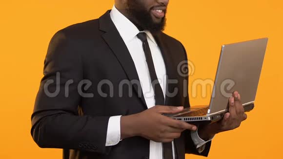 聪明的非裔美国男性在手提电脑上工作竖起大拇指视频的预览图