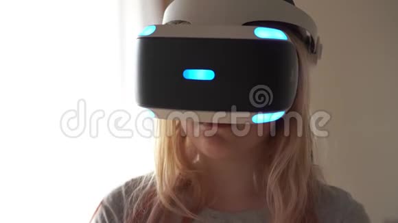 青春的现代生活日常生活中最新的电子技术十几岁的女孩在家玩虚拟现实视频的预览图