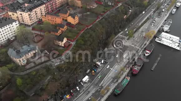 4k鸟瞰道路鸟瞰河流与房屋中间的交通视频的预览图